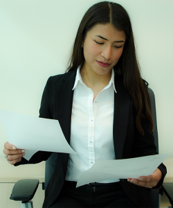 Mujer con documentos