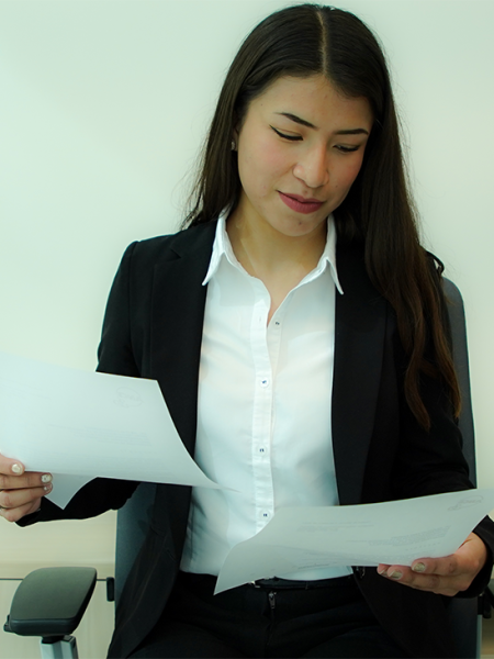 Mujer con documentos